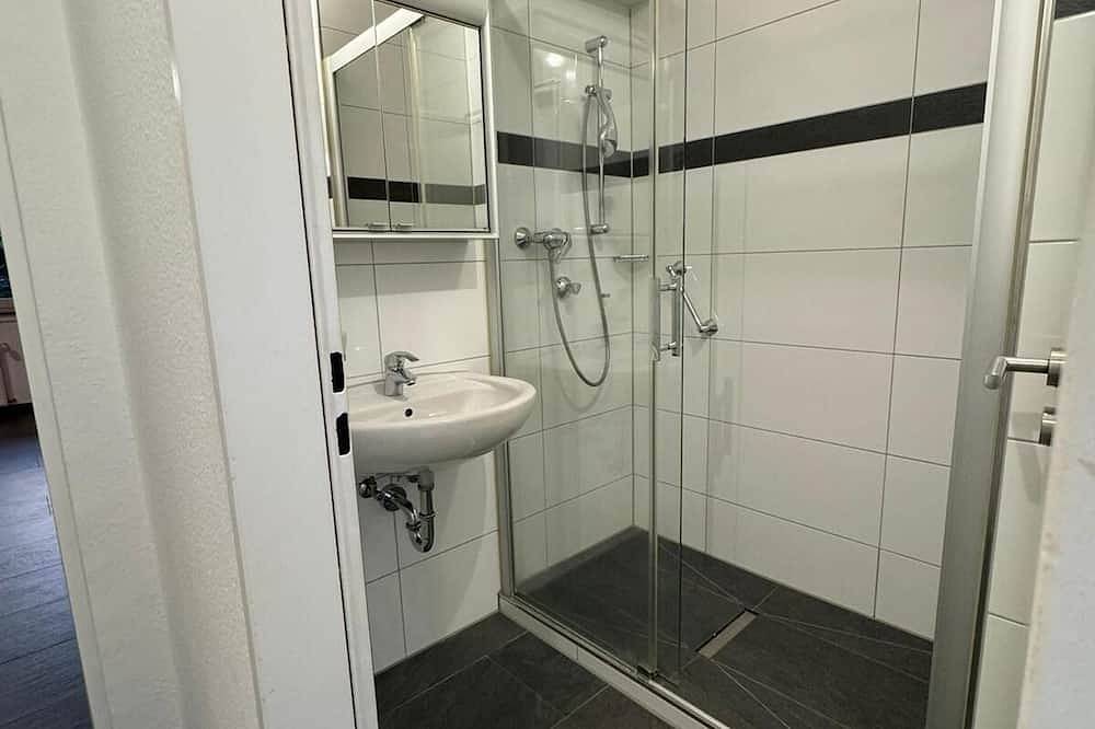 Ganze Wohnung, Modernes Apartment mit 4 Schlafplätzen, Parkplatz, Wlan & Balkon in Leverkusen, Bergisches Land