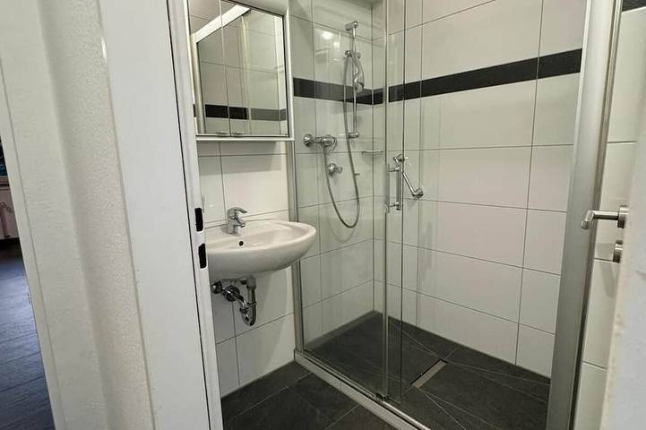 Ganze Wohnung, Modernes Apartment mit 4 Schlafplätzen, Parkplatz, Wlan & Balkon in Leverkusen, Bergisches Land