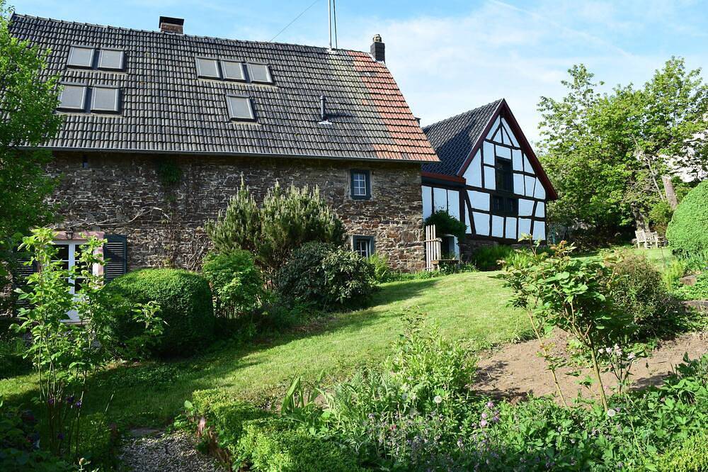Historisches Eifel-Landhaus mit traumhaften Garten, Sauna & Kamin in Antweiler, Ahrtal