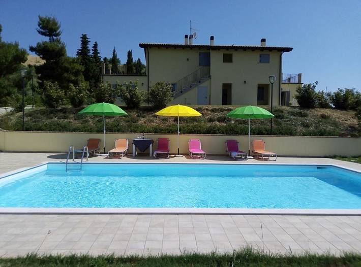 Agriturismo per 6 persone, con giardino e panorama nonché piscina, con animali domestici in Provincia di Teramo