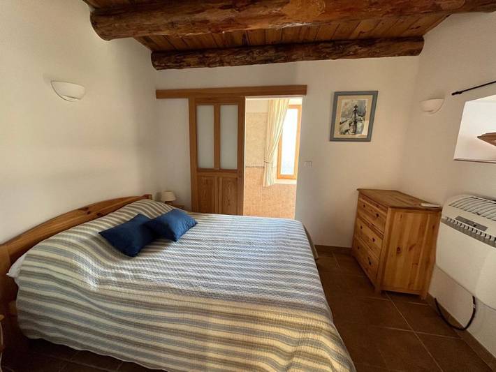 Location de vacances pour 2 personnes, avec jardin et vue ainsi que terrasse et piscine à Saint-Sauveur-de-Cruzières - 4