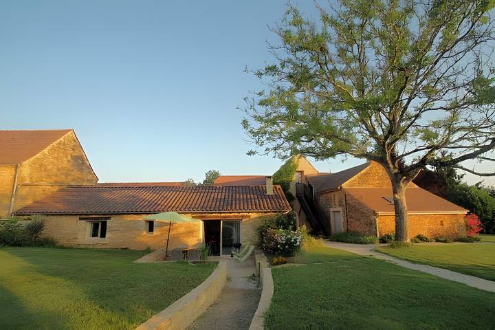 Location de vacances pour 3 personnes, avec jardin et bassin pour enfant, animaux acceptés dans Périgord Noir
