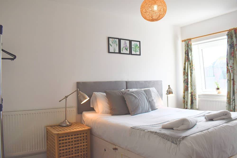 Entire apartment, Peaceful City Centre Top Floor Apartment - Located in the Heart of Chichester, Sleeping 2 People. in Chichester, West Sussex