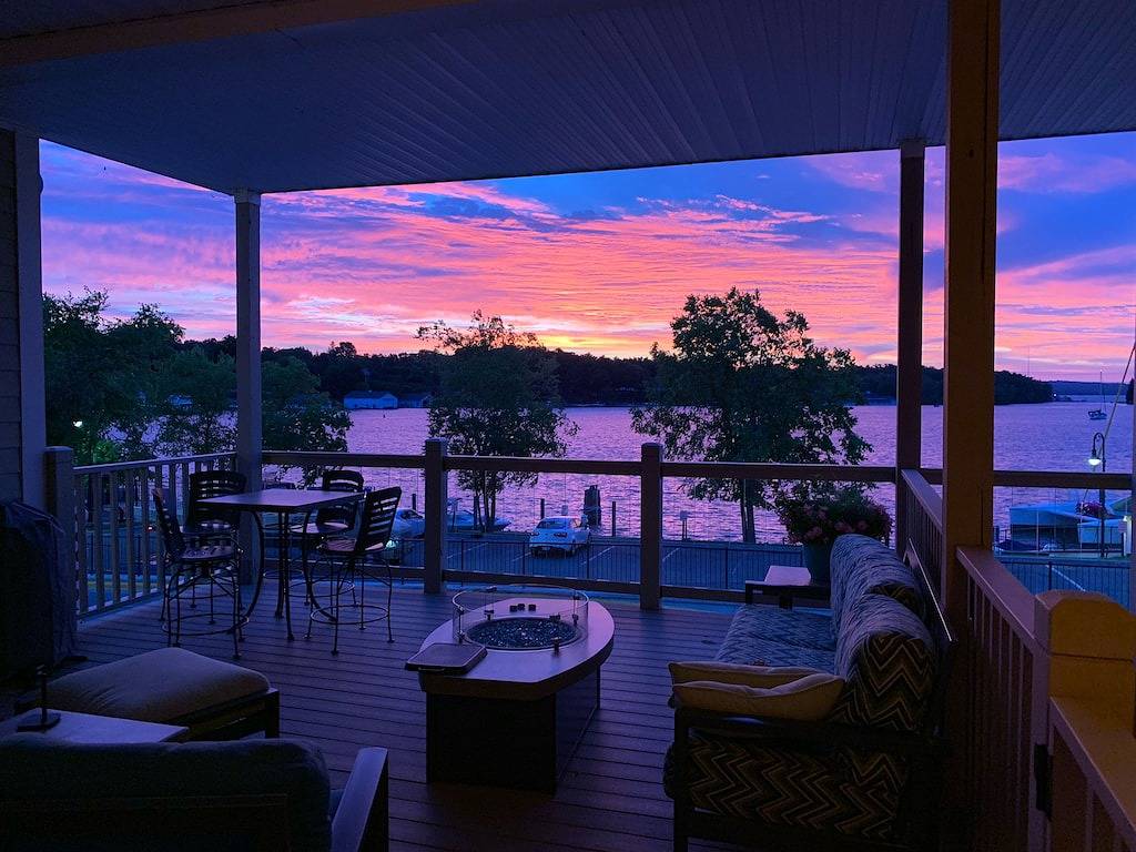 Ganze Wohnung, Kürzlich renovierte gemütliche Suite im Downton Charlevoix mit einer fabelhaften Aussicht! in Charlevoix, Charlevoix County