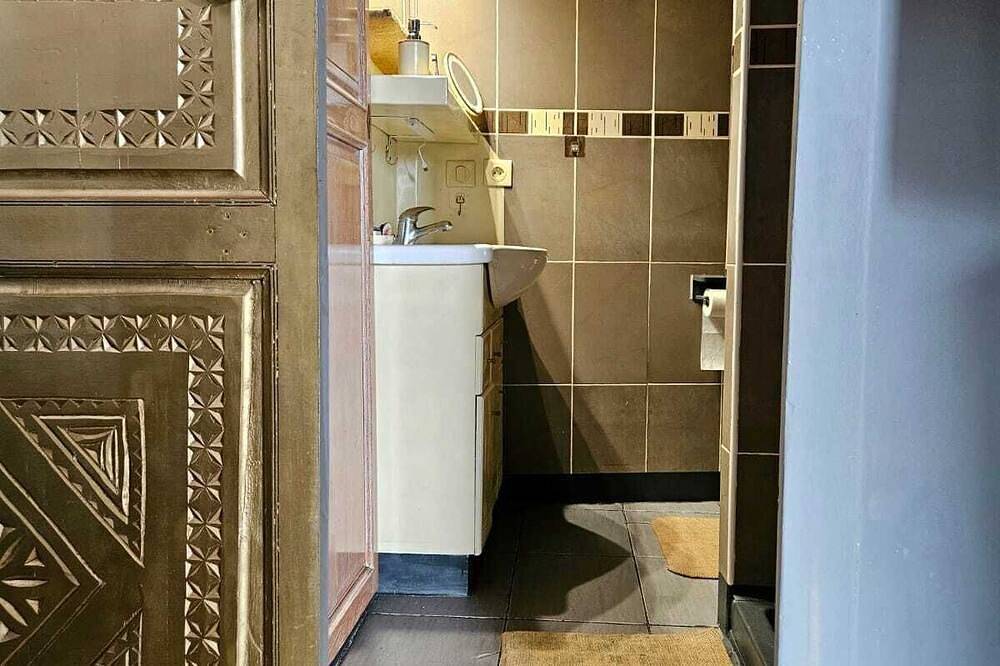 Entire apartment, Downtown apartment with view and Jacuzzi! Ideal for couples or small families in Ganges, Lodève region