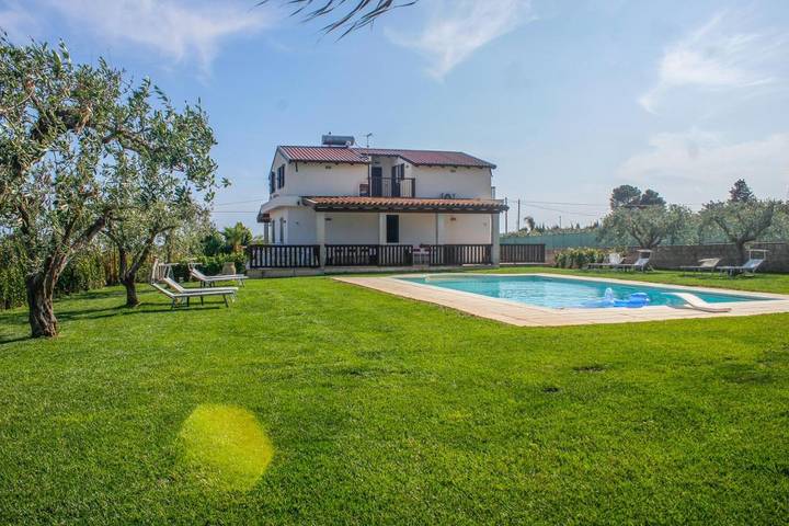 B&b per 8 persone, con Balcone e Terrazza nonché Giardino e Piscina a Rosolini