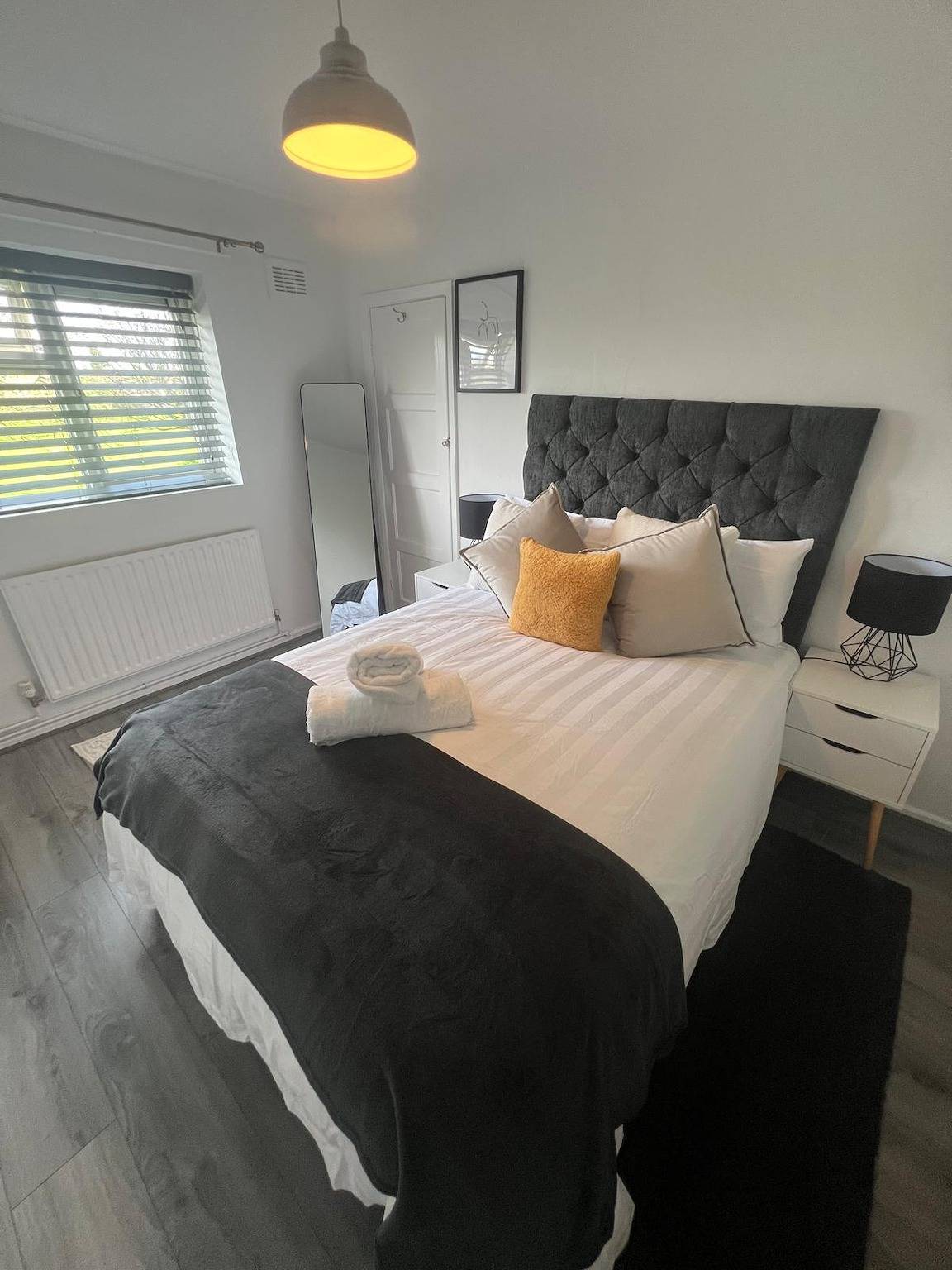 Entire holiday apartment, 1 Bed Apartment - Sleeps 3 - Wifi - Parking in Wolverhampton, Birmingham Area
