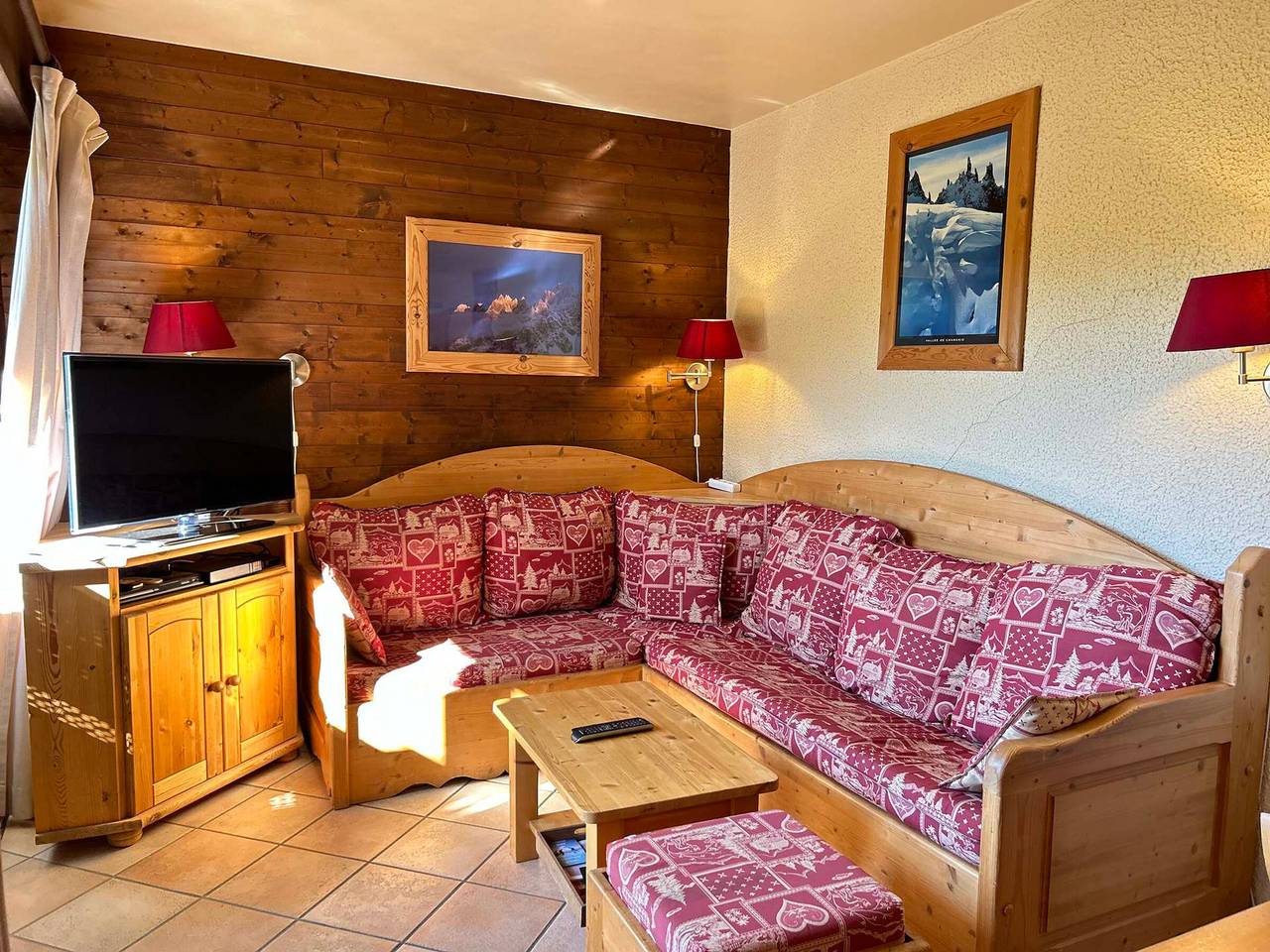 Entire apartment, Ski-in/Ski-out Apartment with Terrace & Summer Bbq, Near Village Center in Les Gets, Les Portes du Soleil