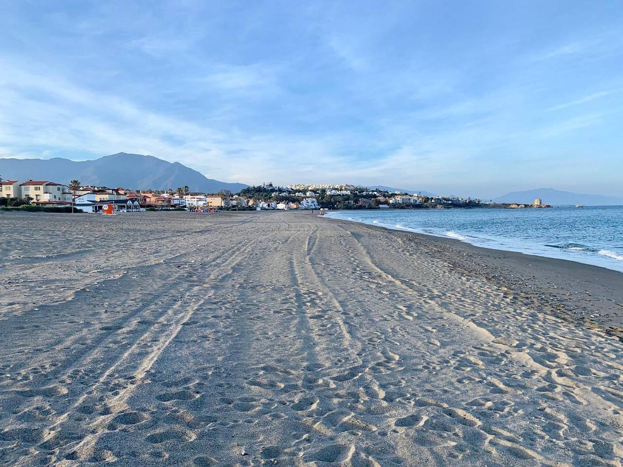 Ganze Wohnung, Ferienwohnung 'Casares Beach Golf' mit Gemeinschaftspool, Wi-Fi und Klimaanlage in Playa Ancha, Casares