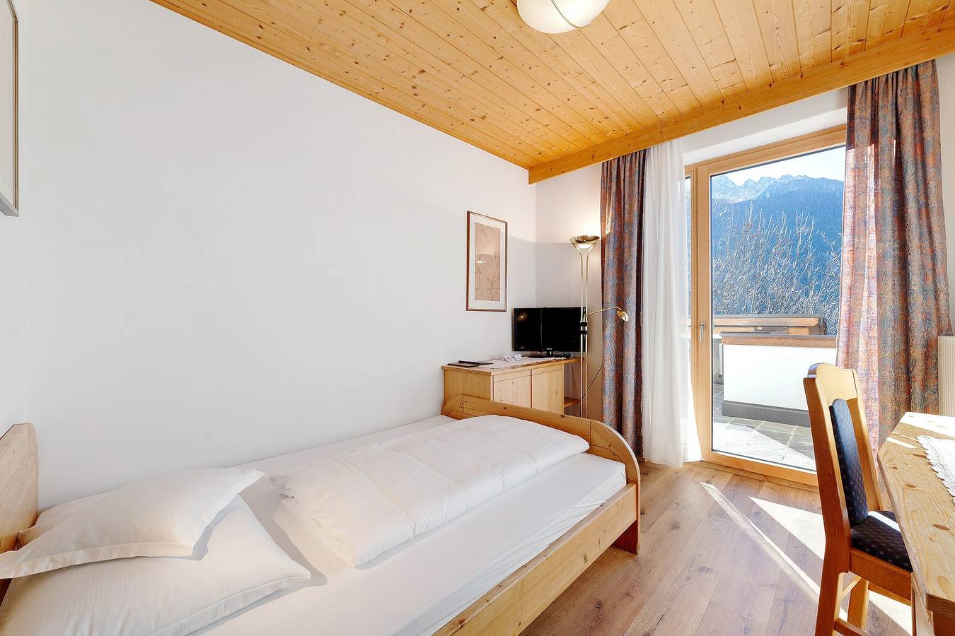 Gasthof Kirchsteiger 'Zimmer 3' with Lake View, Shared Terrace and Wi-Fi in Santa Valburga d'Ultimo, Ulten