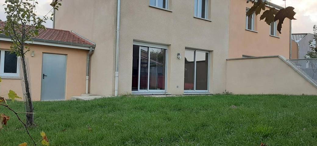 Location de vacances pour 6 personnes, avec jardin ainsi que terrasse et vue, animaux acceptés à Saint-Symphorien-sur-Coise - 2
