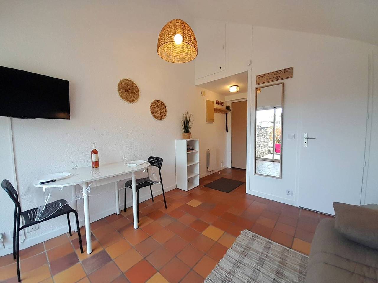 Entire studio, Cozy Studio in Carnac - Near Beach & Thalassotherapy - Terrace & Garage Included in Carnac, Côte des Mégalithes