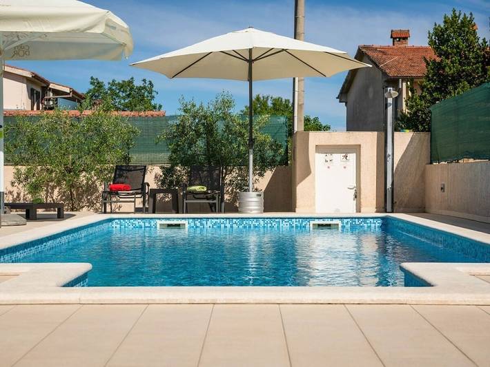 Villa in Pula mit Schwimmbecken in Sisan, Südküste Istrien