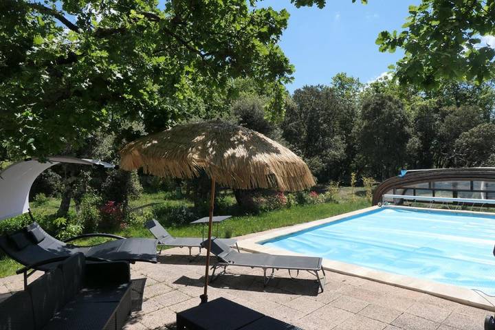 Location de vacances pour 2 personnes, avec jardin ainsi que vue et piscine à Villes-sur-Auzon