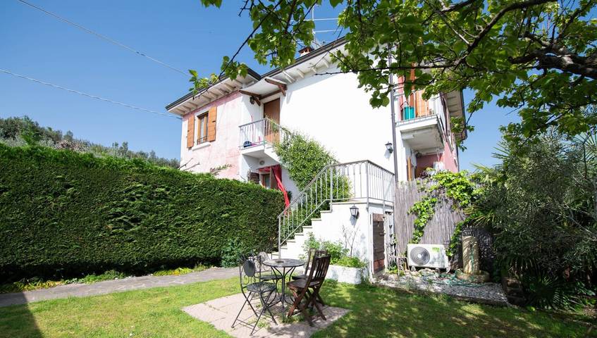 Apartament wakacyjny dla 4 osób, z widok na jezioro i ogród w Garda