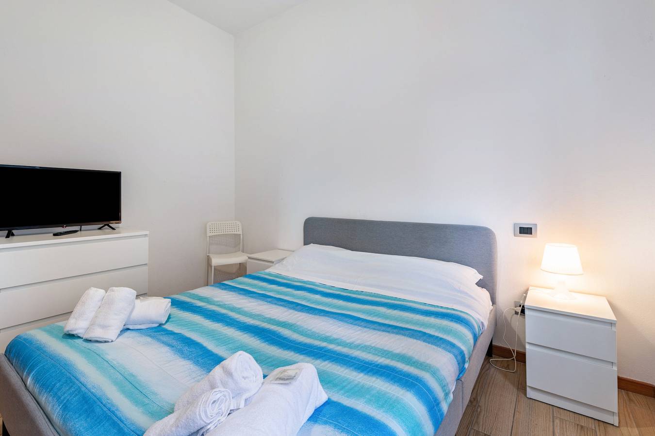 Entire studio, 'Civico22 - Camera 2' with Balcony, Wi-Fi and Air Conditioning in Peschiera del Garda, Garda Mountains