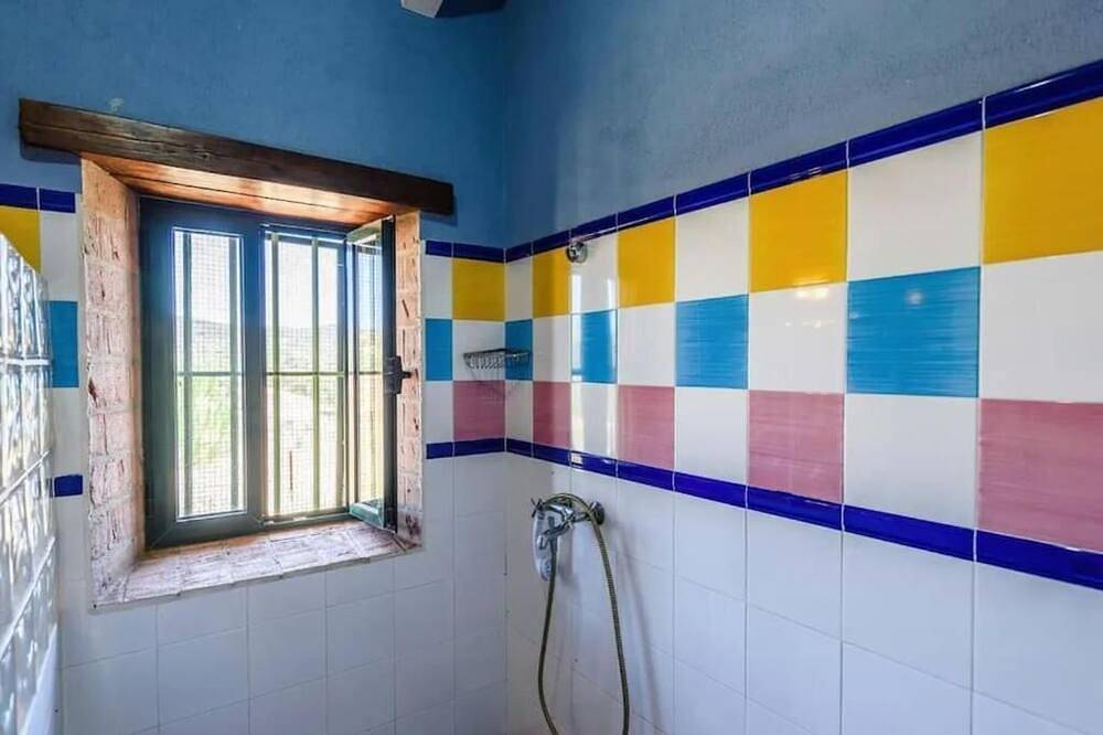 Rural house on a 22-hectare farm. Dehesa, Olivar, trails, swamp and animals in La Puebla de los Infantes, Sevilla Province