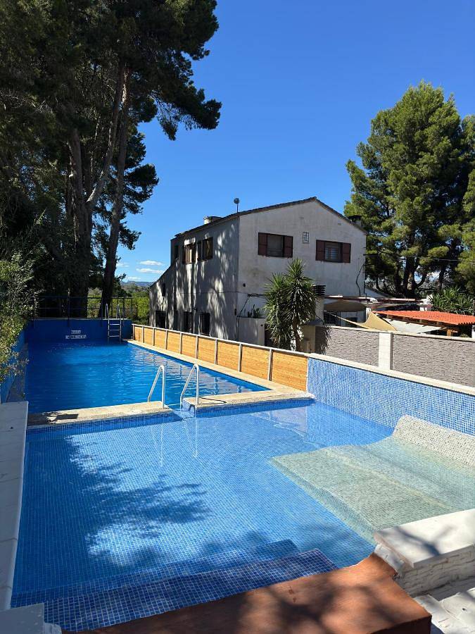 Casa rural para 16 personas, con vistas además de jardín y piscina, Se admiten mascotas en Cherta