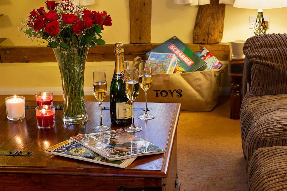 Jacuzzi, fireplaces, hot tub, sauna. in Suffolk