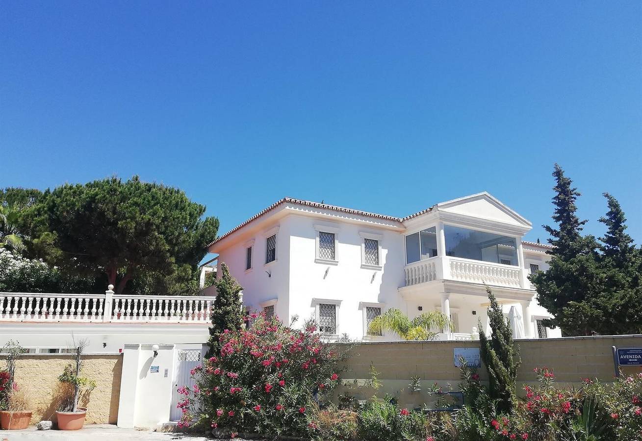 Villa 'Domus Vesta' with Mountain View, Wi-Fi and Air Conditioning in Hacienda Las Chapas, Marbella