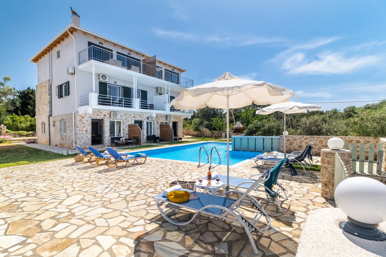 Entire apartment, Apartment Deluxe Suite with Sea View A close to Beach with Shared Pool & Wi-Fi in Greece
