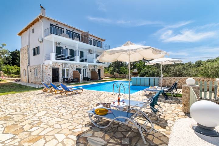 Vacation rental for 5 people, with yard in Lefkada