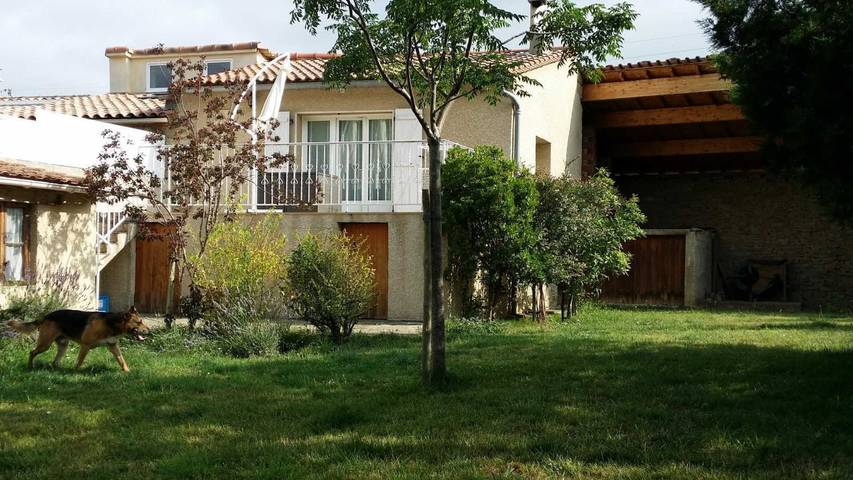 Gîte pour 4 personnes, avec jardin dans l' Aude
