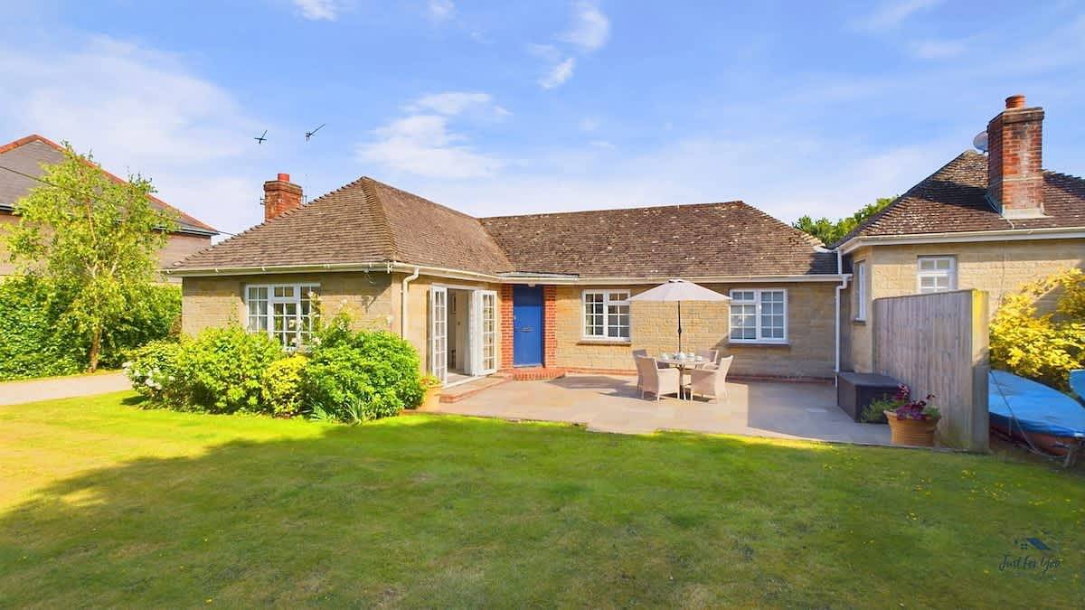 White Roses a dog friendly retreat for two in Bembridge, Isle of Wight