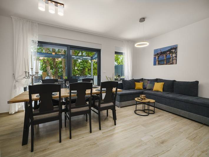 Ferienhaus für 7 Personen, mit Terrasse und Pool, kinderfreundlich in Vodice