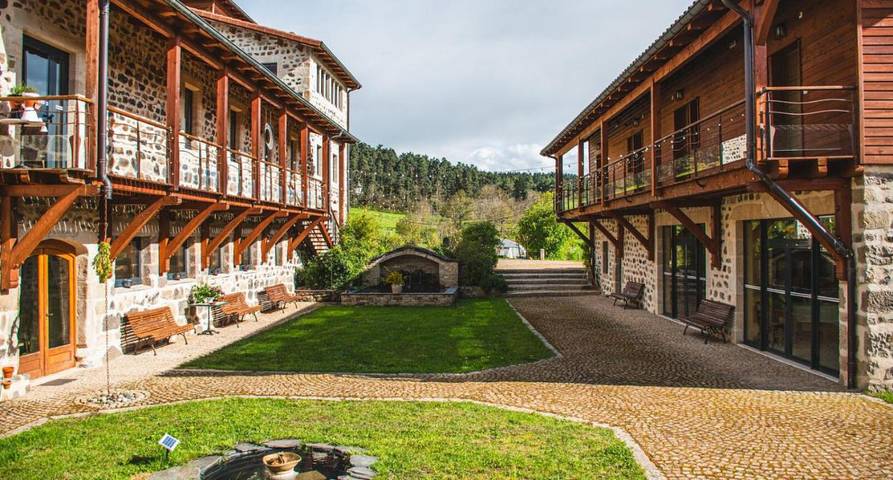 Hôtel pour 6 personnes, avec jardin ainsi que sauna et vue à Saint-Pierre-Eynac