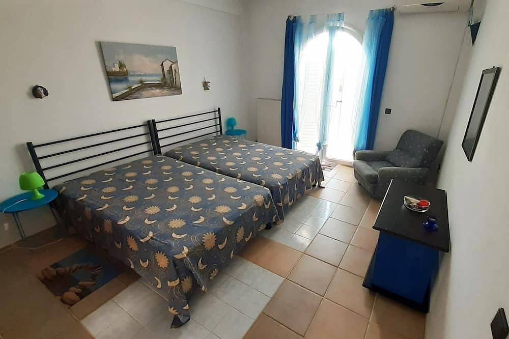 Huis-appartementen begane grond panoramisch uitzicht op zee en fort bovengronds zwembad in Methoni, Messenia