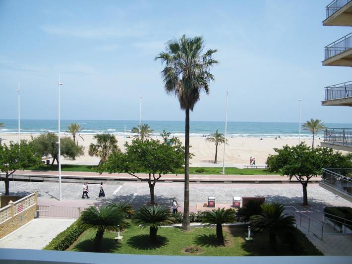 Apartamento entero, Playa de Gandía, primera línea frontal al mar. 3 dormitorios A/A. Exclusivo Familias in Platja Nord de Gandia (Gandia), Playa de Gandía