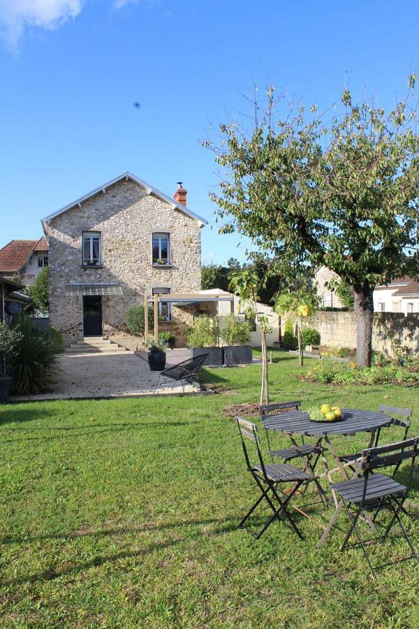 Location de vacances pour 9 personnes, avec Balcon et Terrasse ainsi que Jardin et Vue à Dormans