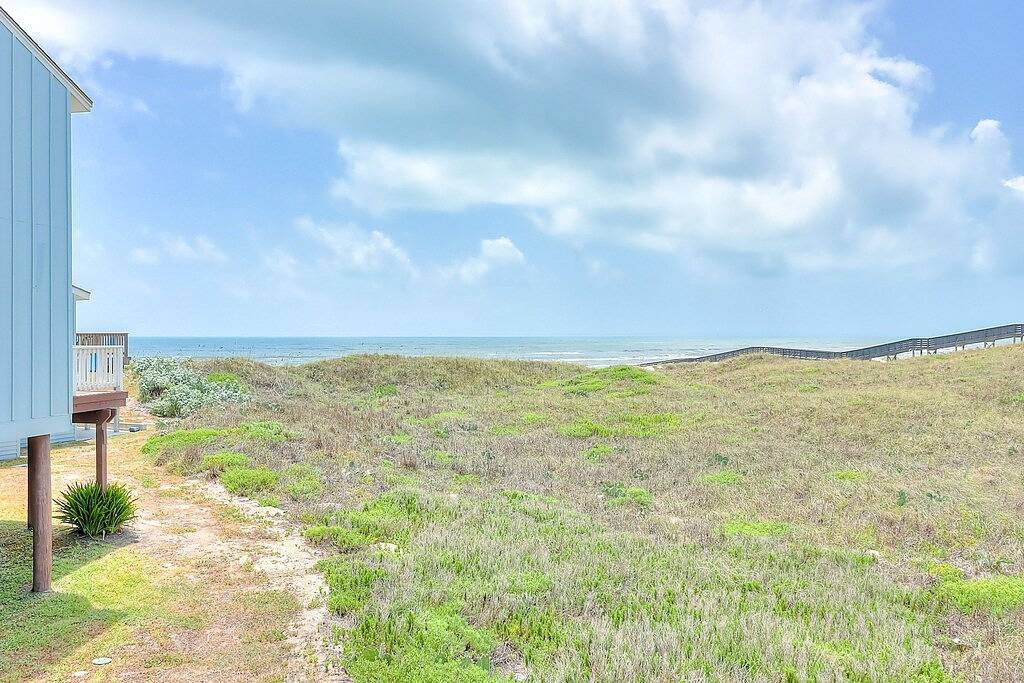 Unique Dog-Friendly Beach House w/ Deck & Gulf Views in Corpus Christi, Mustang Island