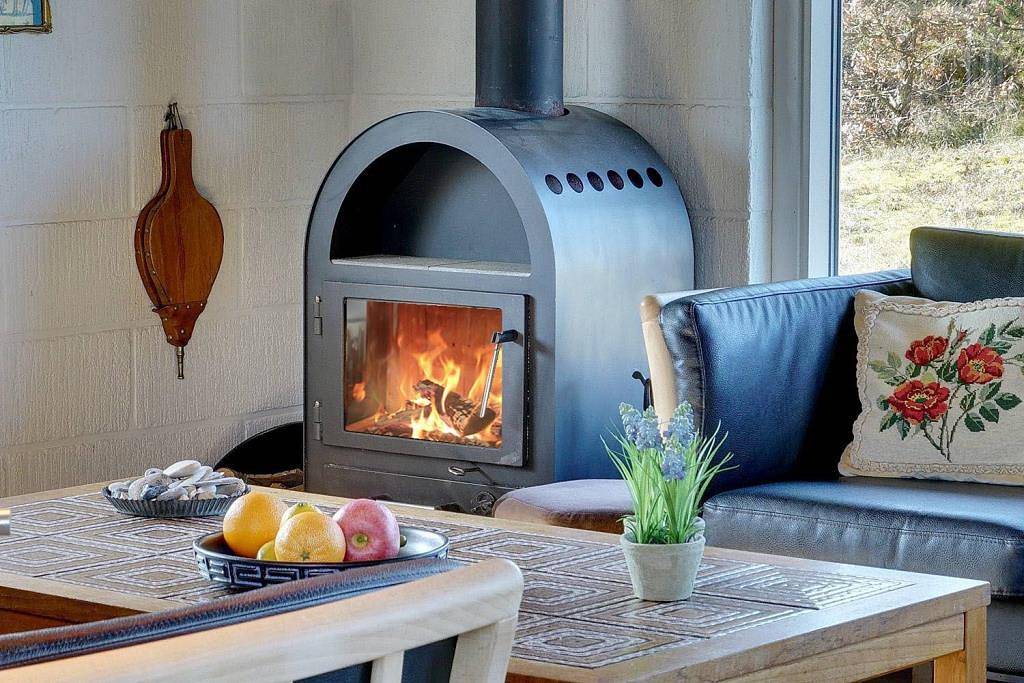 Kleines, gemütliches, reetgedecktes Ferienhaus auf einem ungestörten Dünengrundstück in Henne, Varde