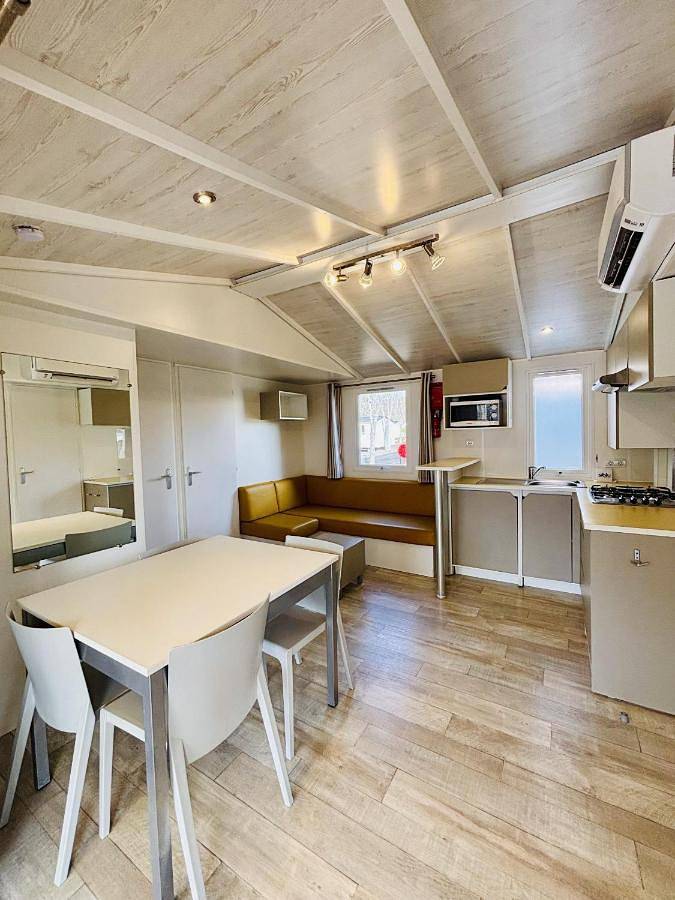 Camping pour 6 personnes, avec terrasse ainsi que jardin et jacuzzi à Parentis-en-Born - 3