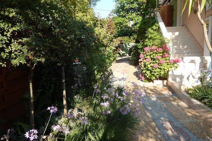 Agriturismo per 2 persone, con giardino e terrazza, con animali domestici in Costa Azzurra