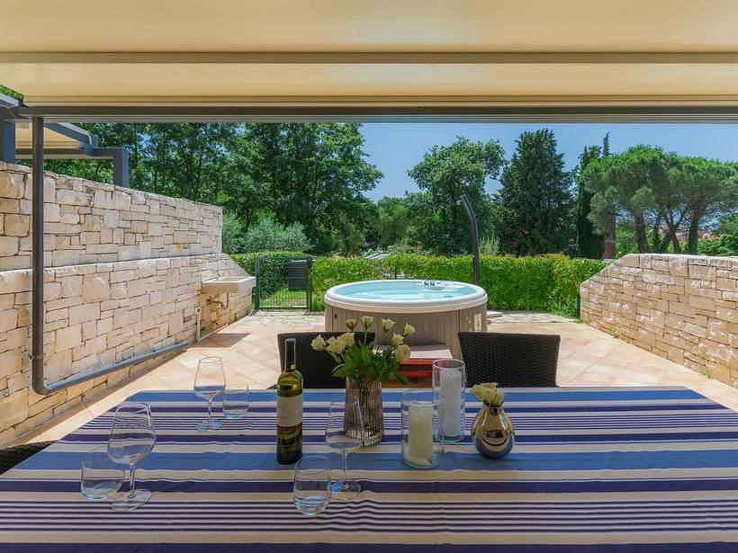 Holiday home with hot tub and sea view near the beach  in Umaška regija