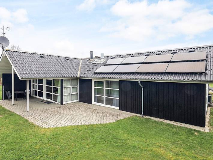 Ferieudlejning for 10 personer, med sauna og jacuzzi samt pool, husdyr tilladt i Øster Hurup