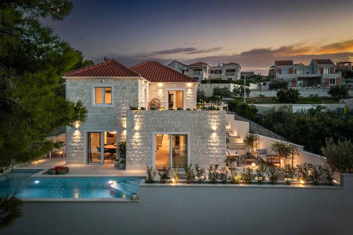 Villa pour 8 personnes, avec Balcon ainsi que Terrasse et Piscine à Splitska