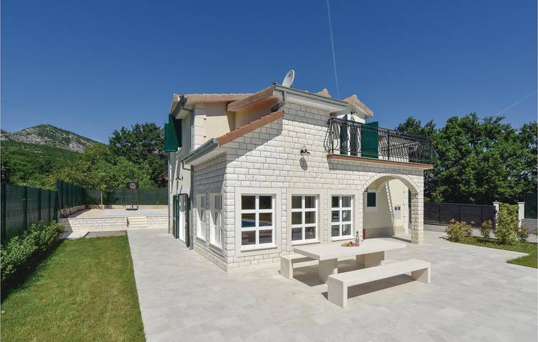 Reizende 220 m² große Ferienwohnung mit Pool, Terrasse und WLAN in der Nähe des Flusses Cetina in Dalmatinisches Zagora