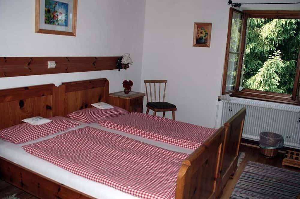 Dreibettzimmer mit Dusche, Wc - Gesundheits- und Biobauernhof Rotbuchner in Vorderstoder, Totes Gebirge