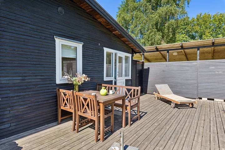 Gemütliches klassisches Ferienhaus mit überdachter Terrasse und großem Naturgrundstück – nur wenige Gehminuten vom kinderfreundlichen Strand von Ahl entfernt. in Ahl Strand, Ebeltoft