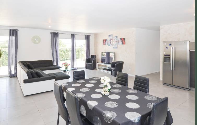 Gelassener Rückzugsort in Sernhac: 127m², Parkplatz, TV, Pool, Garten & Internet in Sernhac, Nimes und Umgebung