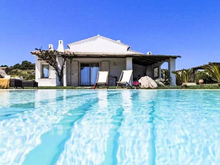 Villa per 6 persone, con piscina e giardino a Santa Teresa Gallura