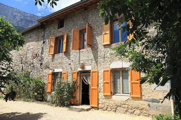 Gîte pour 11 personnes, avec jardin à Noyarey