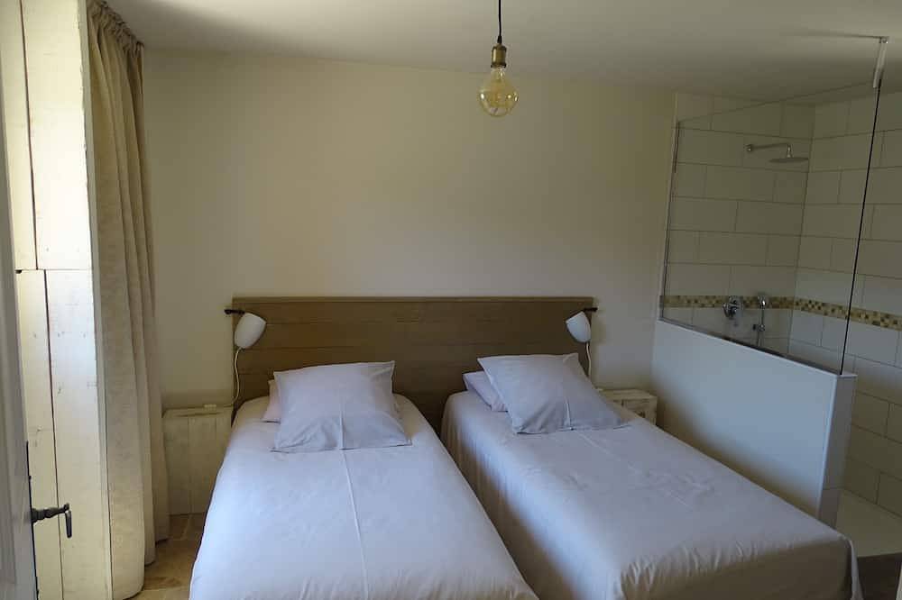 Bastidon with heated pool and private garden in the Luberon in Villars, Parc naturel régional du Luberon