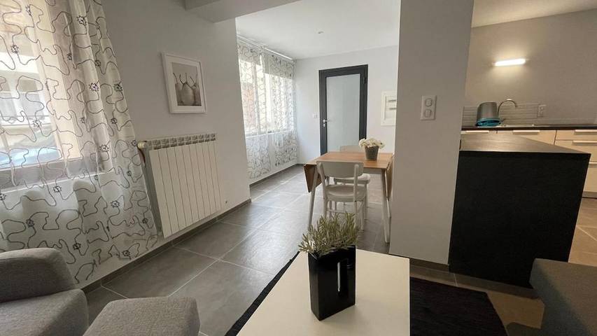 Location de vacances pour 3 personnes, avec terrasse ainsi que jardin et vue à Quarante - 2