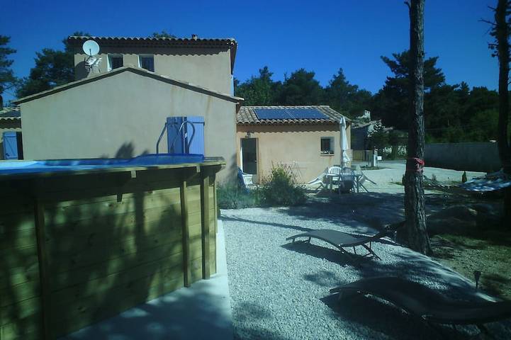 Appartement de vacances pour 4 personnes, avec jardin ainsi que terrasse et piscine, animaux acceptés