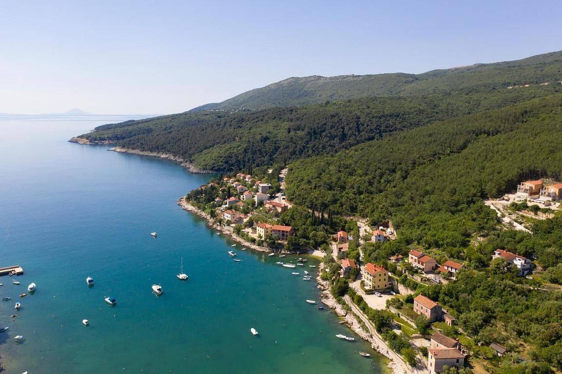 Ganze Ferienwohnung, Traumhaftes Apartment mit großer Terrasse in Raša, Ostküste Istrien